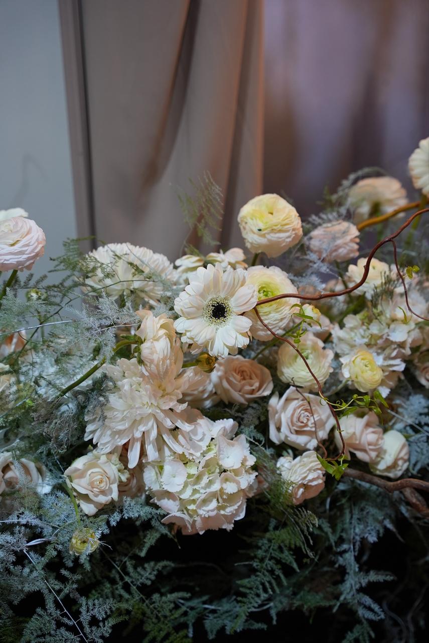 Luxury wedding at Palace Layali in Casablanca — floral installations, candlelight and refined tablescapes, produced by SBAI Events Production