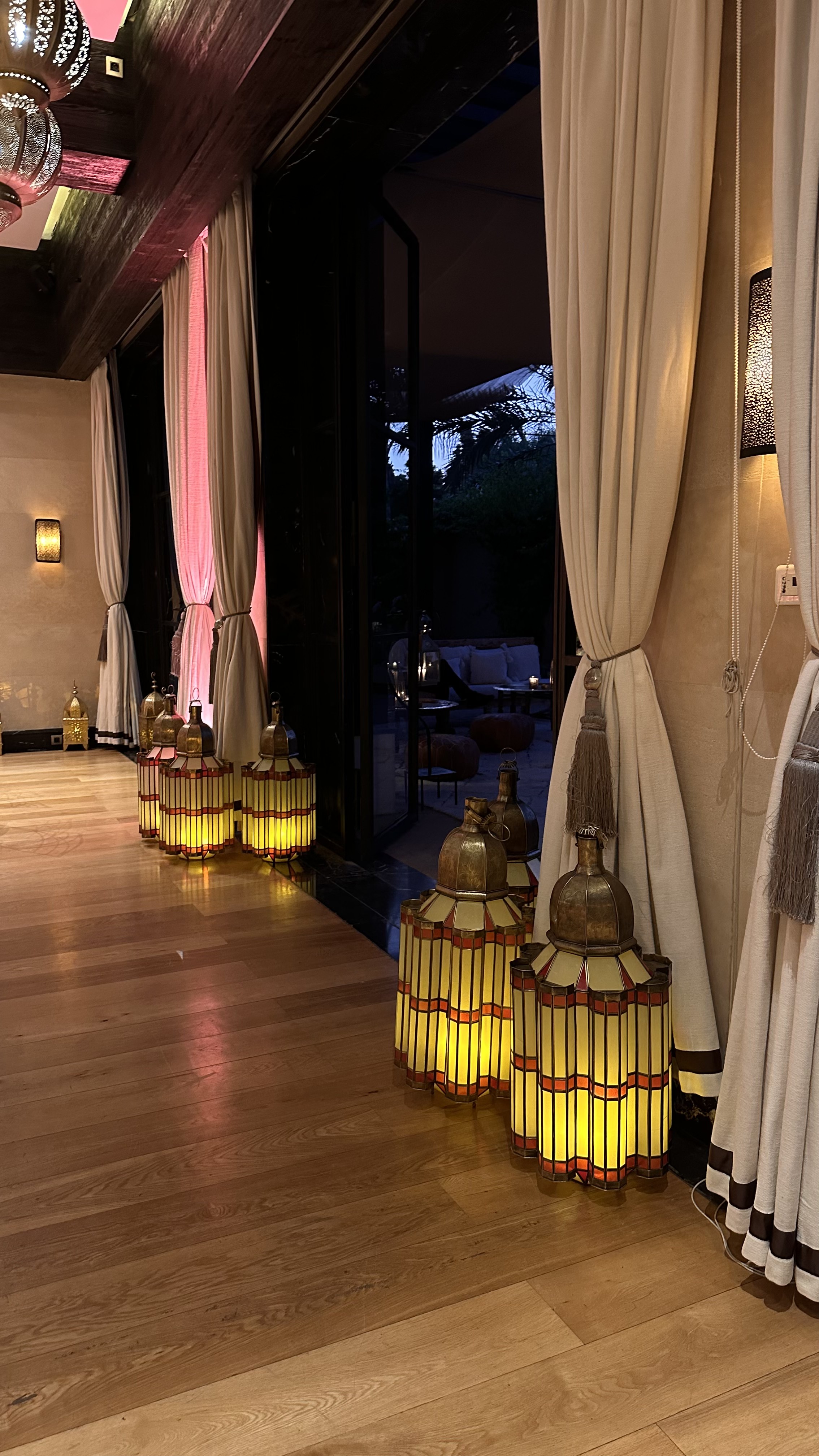 One Thousand and One Nights soirée at the Mandarin Oriental Marrakech — clouds of pierced brass lanterns, candlelit tablescapes and gold accents, produced by SBAI Events Production