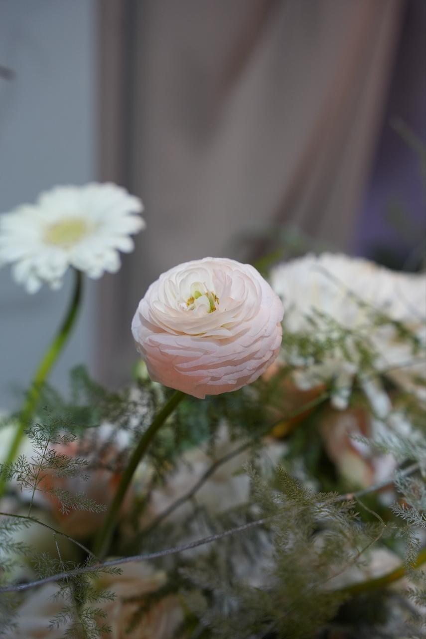 Luxury wedding at Palace Layali in Casablanca — floral installations, candlelight and refined tablescapes, produced by SBAI Events Production