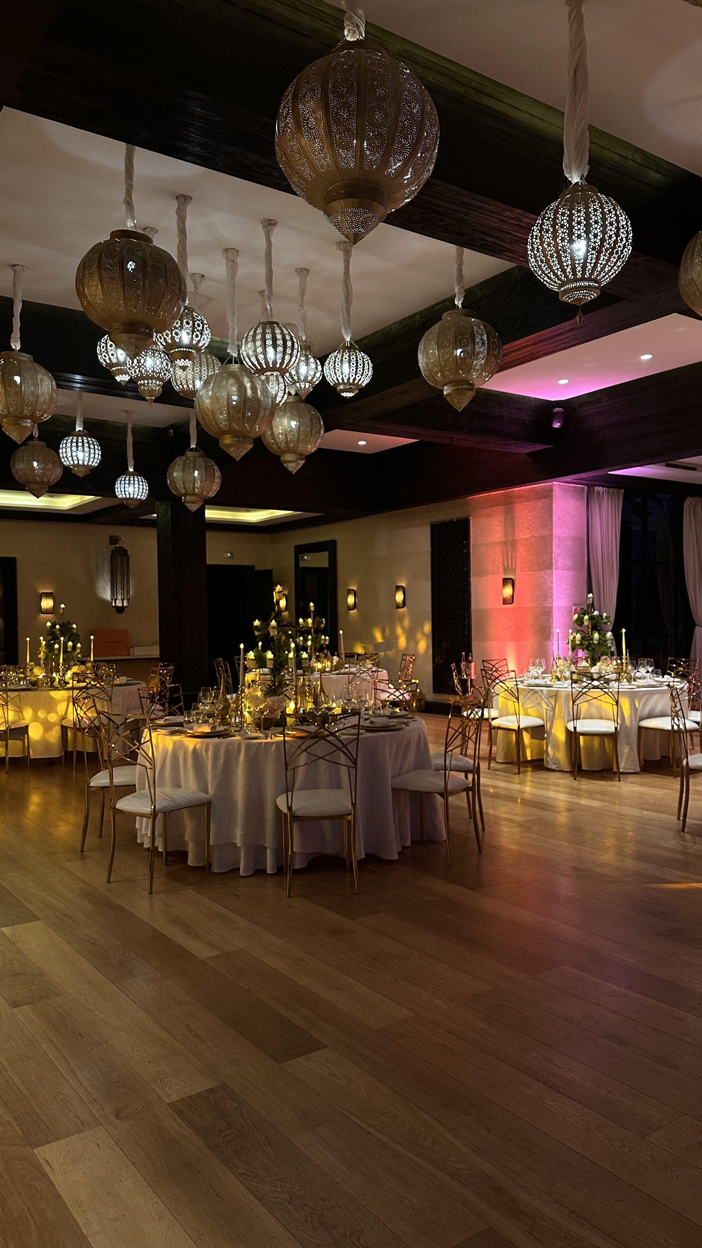 One Thousand and One Nights soirée at the Mandarin Oriental Marrakech — clouds of pierced brass lanterns, candlelit tablescapes and gold accents, produced by SBAI Events Production